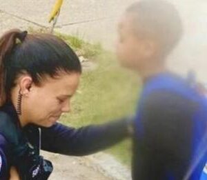 Boy stops police officer on his way to school – asks her to pray with him, then she decides to respond