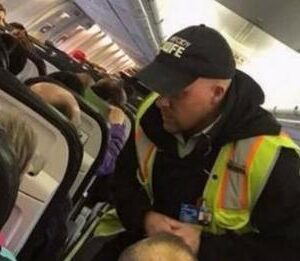 Plane Delayed 45 Minutes On Runway, Woman Snaps Photo To Show What Crew’s Was Up To