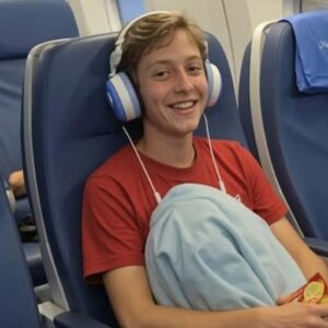 A Business-Class Brat T.h.rew Chips at Me While His Dad Laughed — An Hour Later, They Regretted Everything