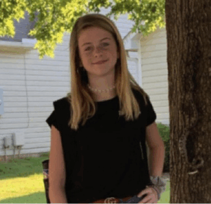 Middle schooler has her back-to-school picture photobombed by an unexpected guest